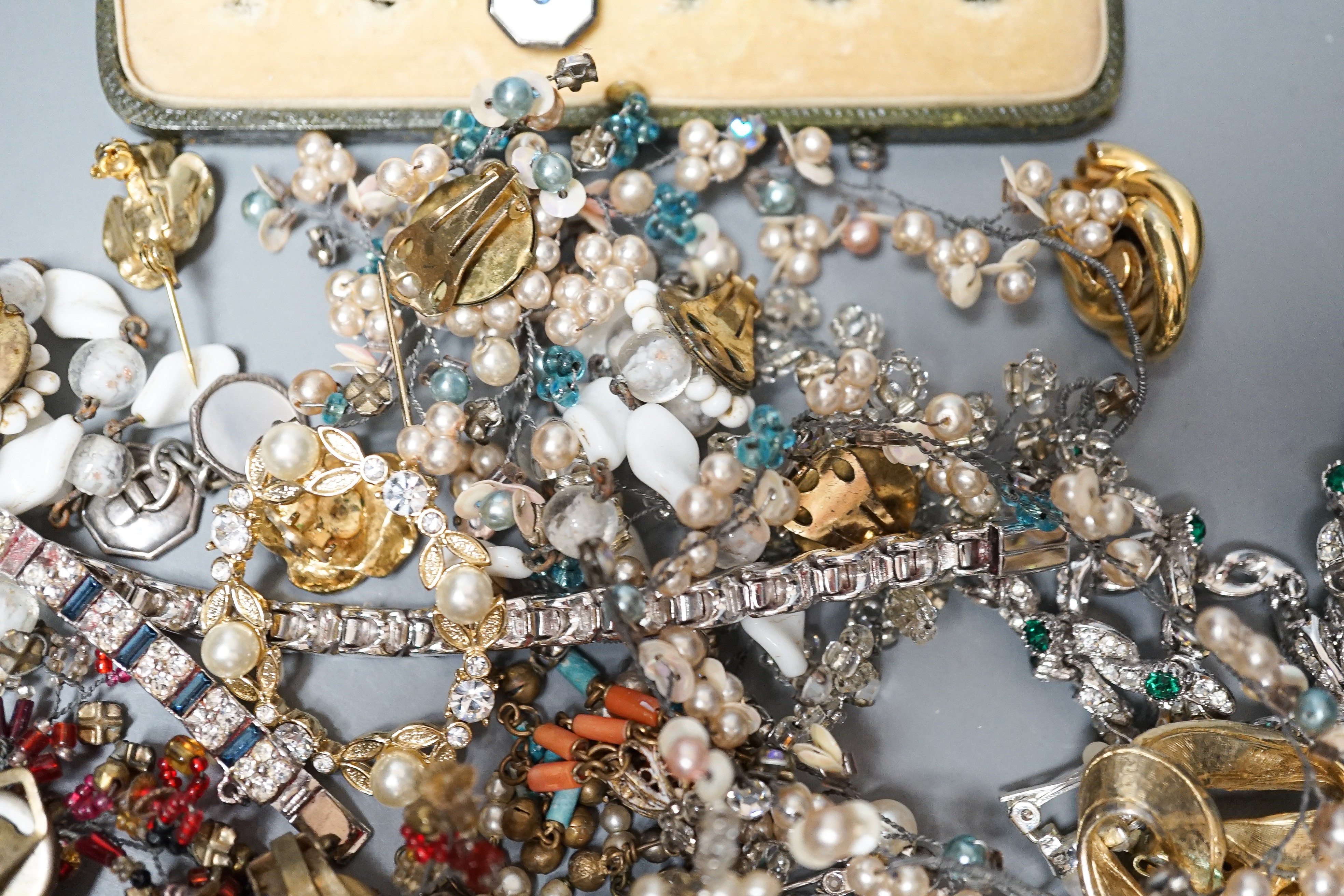 A small group of costume jewellery.